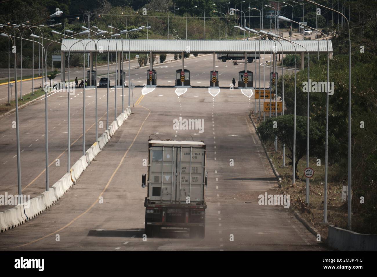 Cucuta, Colombia. 15th Dec, 2022. A truck drives a container removed from the Tienditas International Bridge to Táchira. Credit: Ferley Ospina/dpa/Alamy Live News Stock Photo