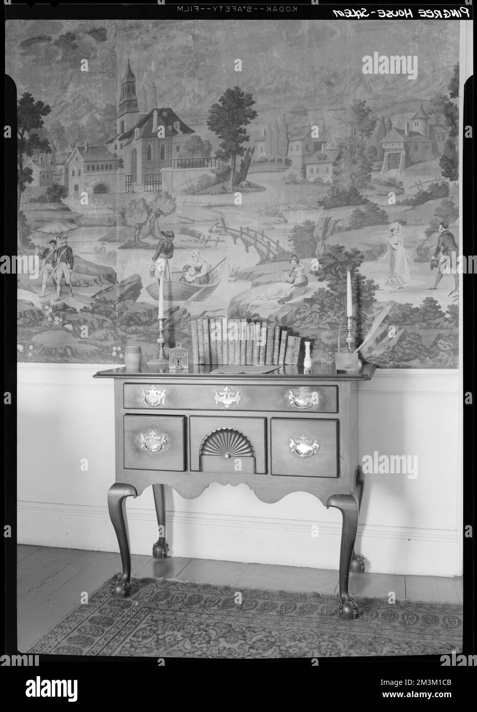Pingree House, Salem, 3rd floor - East bedroom , Architectural elements, Interiors, Dwellings, Chests, Wallpapers. Samuel Chamberlain Photograph Negatives Collection Stock Photo