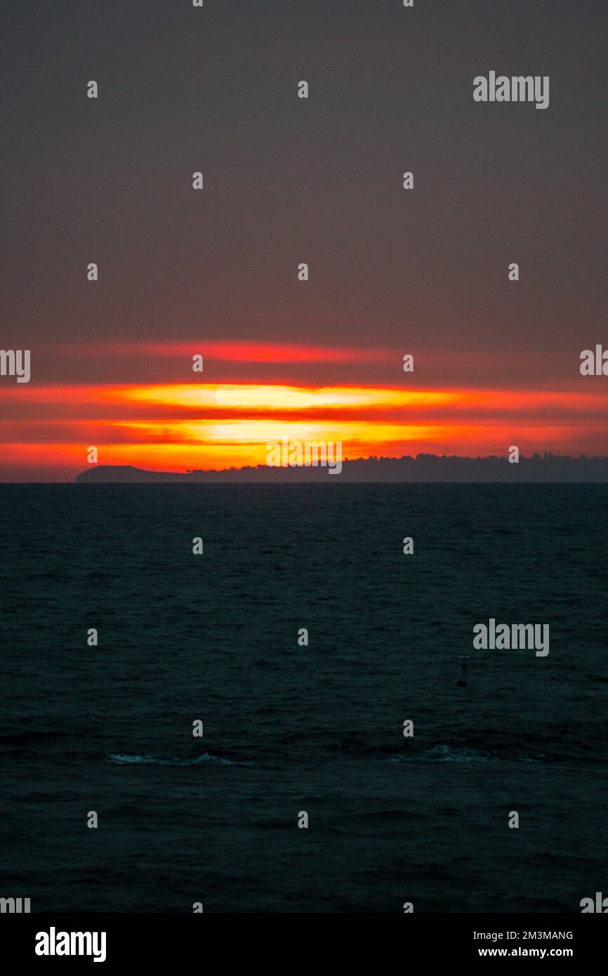 Bright tropical sunset red sun hi-res stock photography and images - Alamy