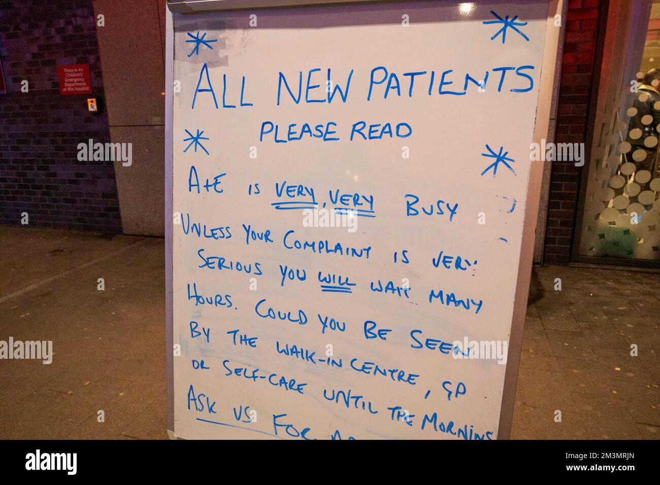 handwritten notice board outside emergency a&e department of aintree university hospital on a busy december winter night liverpool england uk Stock Photo