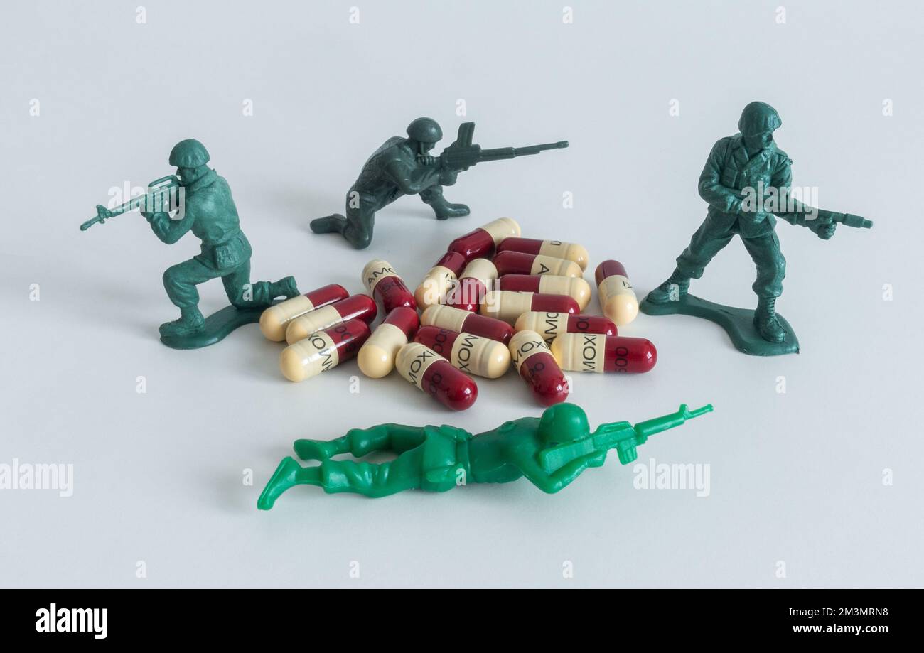Toy soldiers guarding 500mg Amoxicillin antibiotic tablets. Strep A, penicillin shortage, rising prices, cost, medicine...concept. Stock Photo