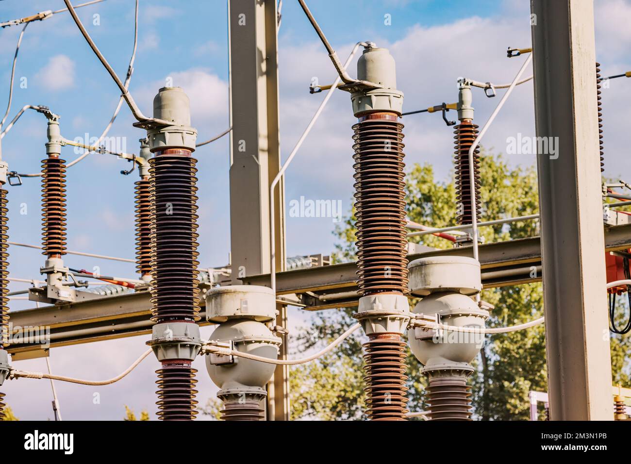 Current and voltage converter for an electrical substation. Dielectric