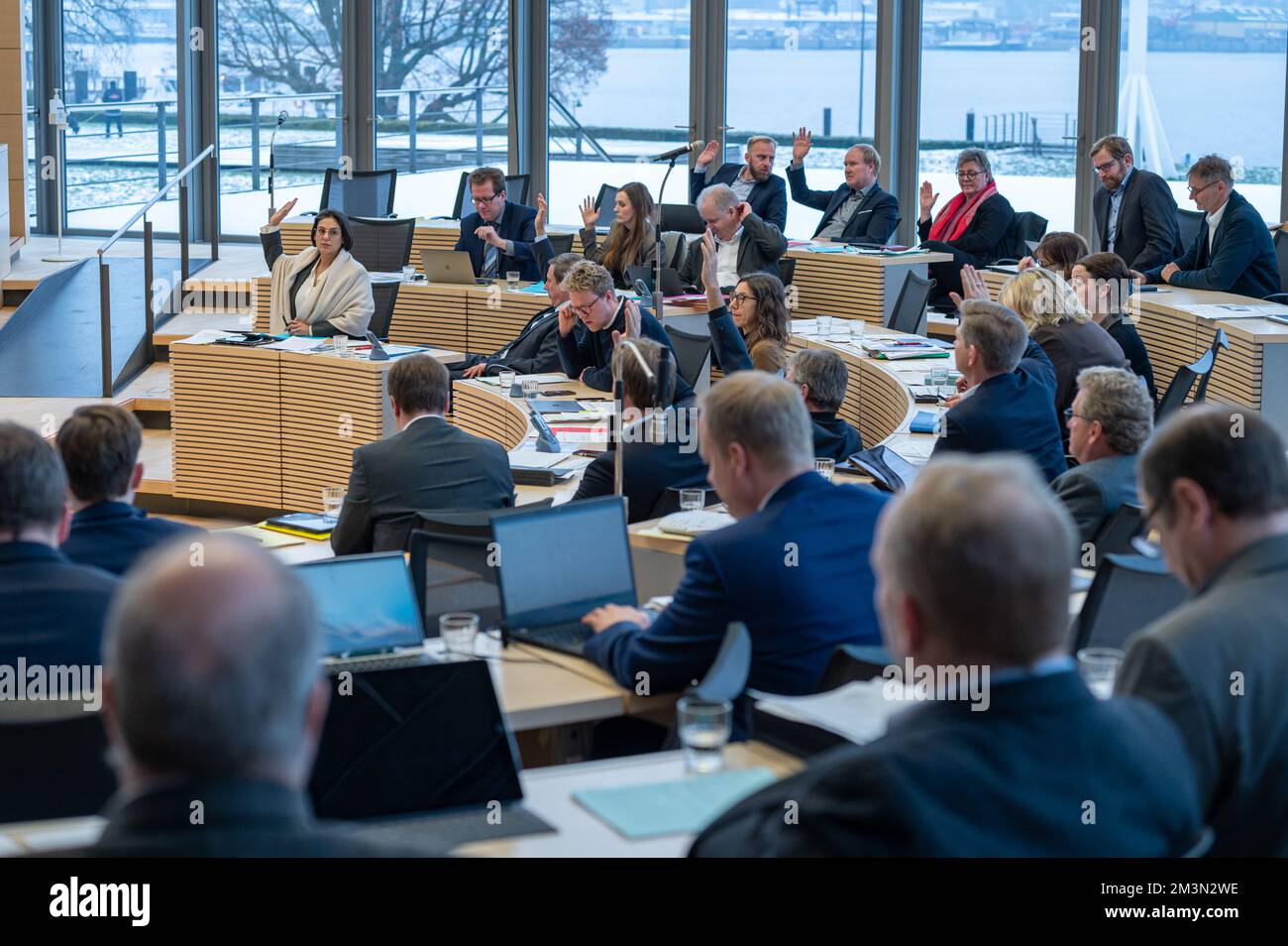 Plenarsitzung im Landeshaus Kiel Abstimmungsprozedur durch Handzeichen Stock Photo