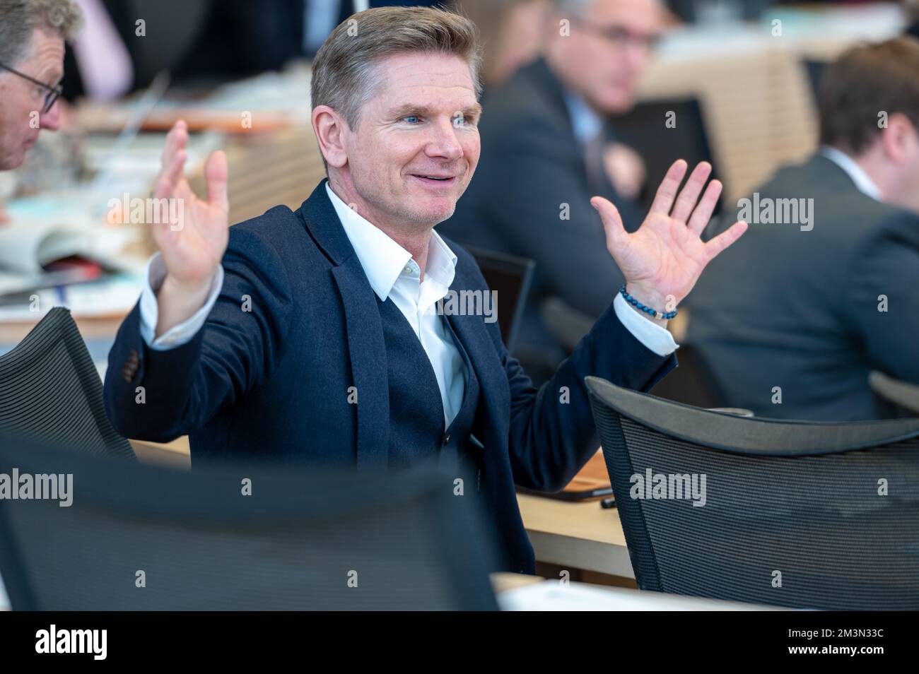 Plenarsitzung im Landeshaus Kiel der Abgeordnete Heiner Garg von der FDP als interessierter Zuhörer Stock Photo