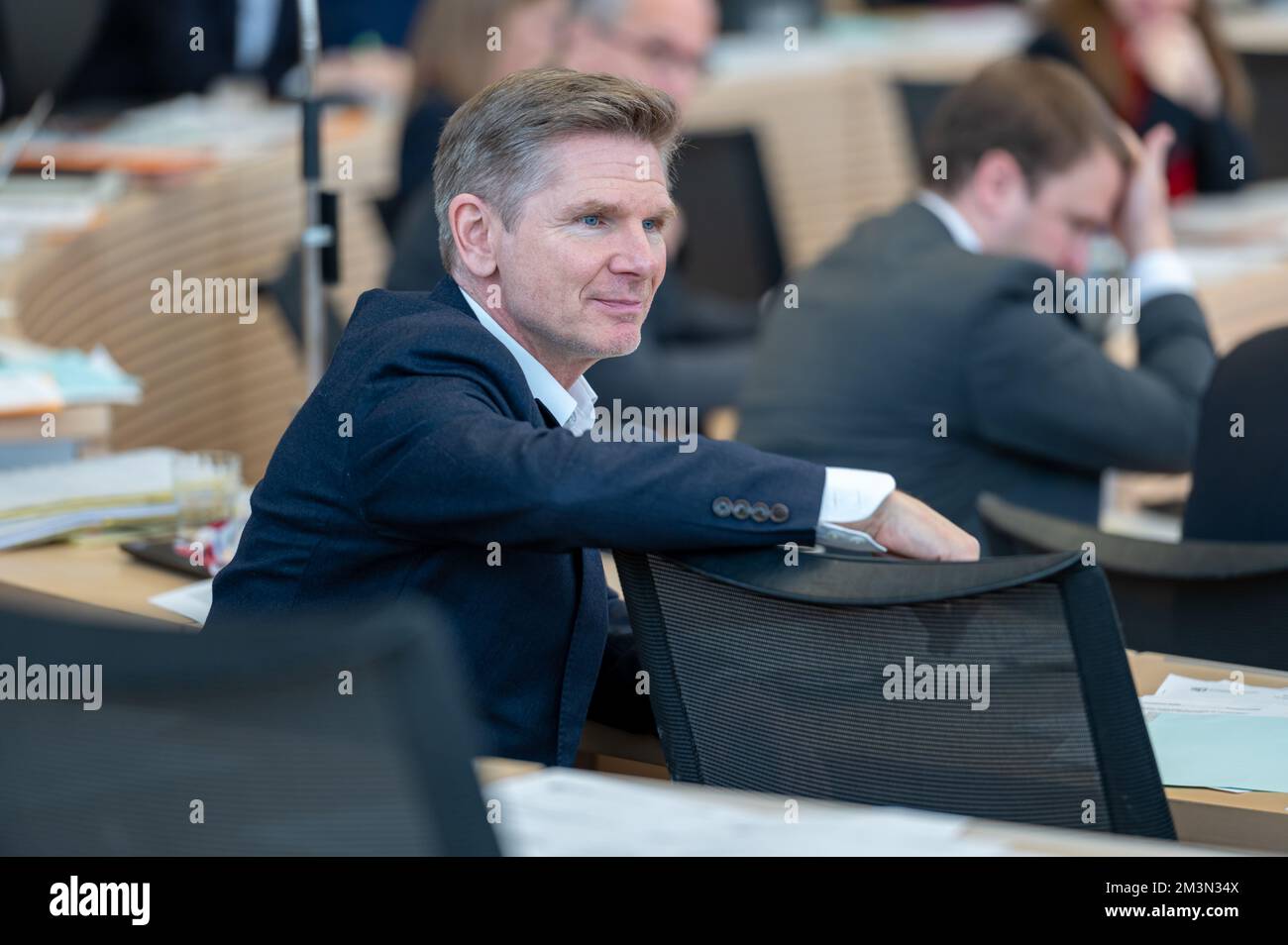 Plenarsitzung im Landeshaus Kiel der Abgeordnete Heiner Garg von der FDP als interessierter Zuhörer Stock Photo
