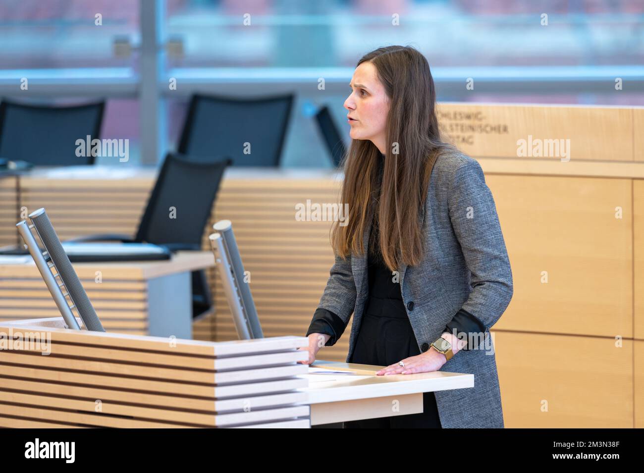 Plenarsitzung im Landeshaus Kiel Die Abgeordnete Sophia Schiebe bei Ihrer Rede vor dem Plenum Stock Photo
