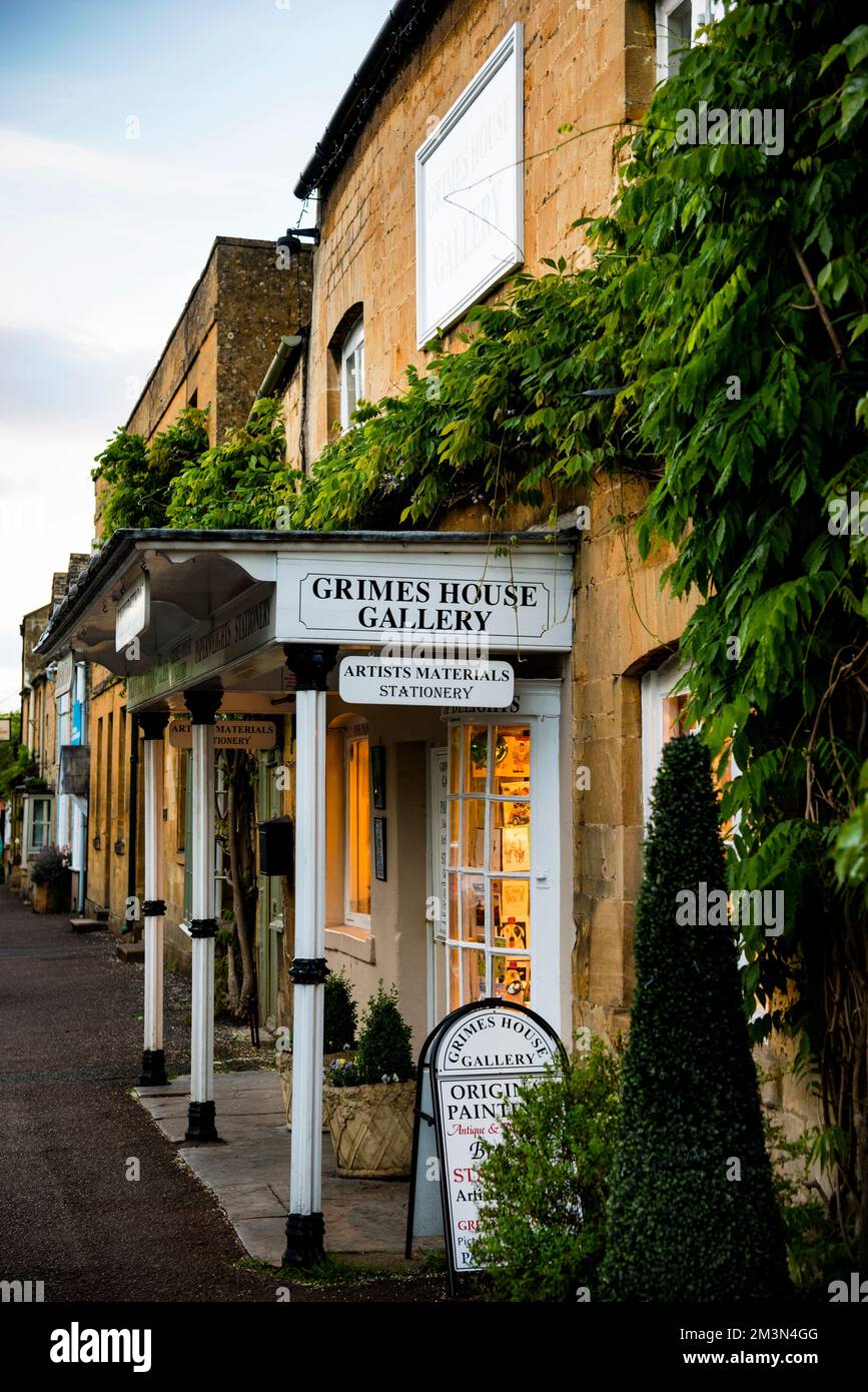 Art gallery in the market town of Moreton-in-Marsh, the Cotswolds, England. Stock Photo