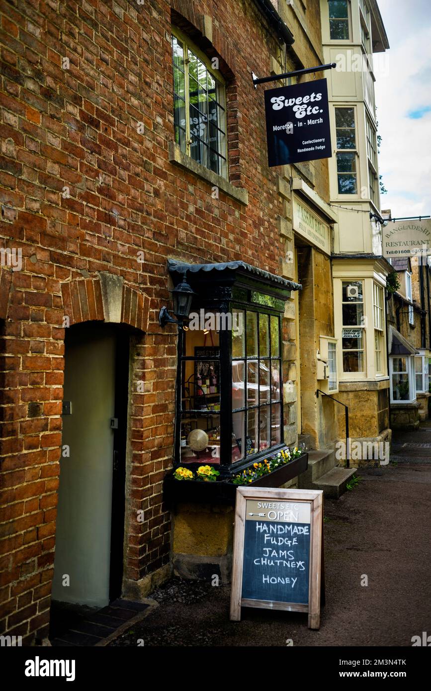 MoretoninMarsh is an authentic Cotswolds market town in South West