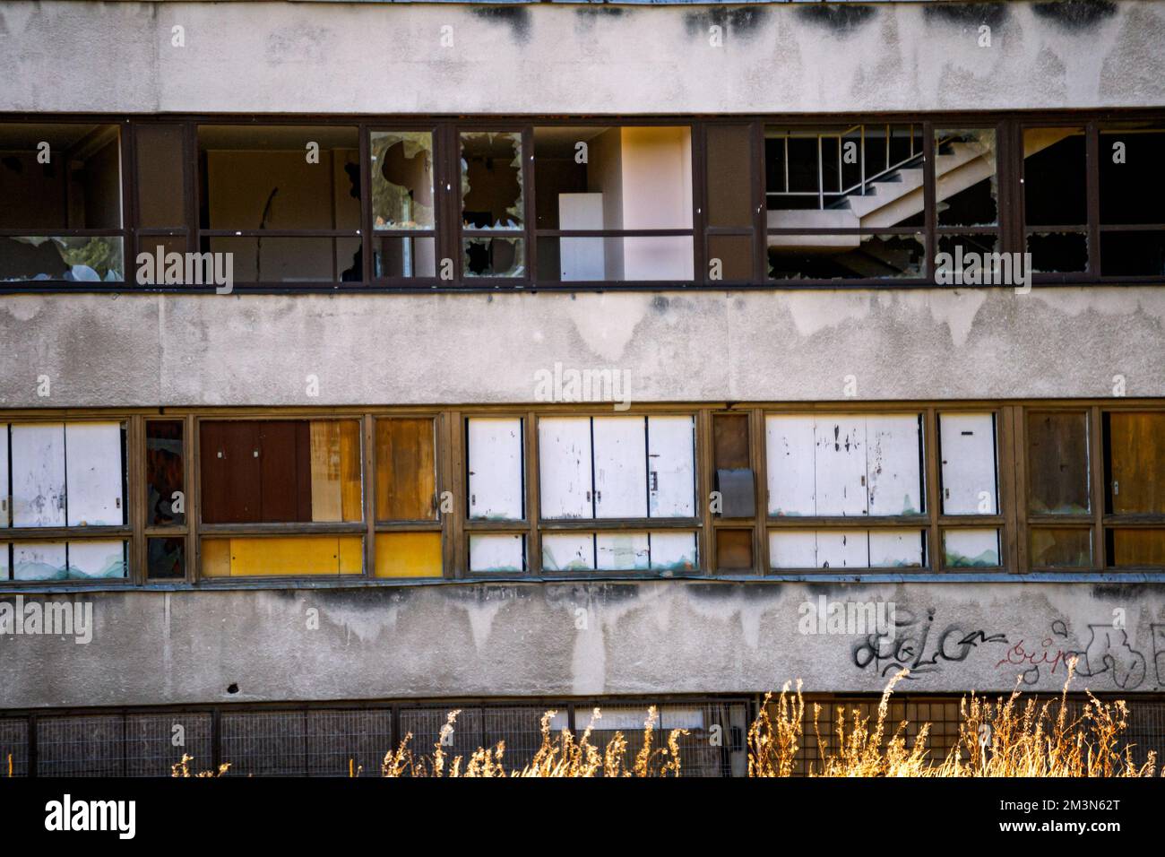 Facade of an abandoned building in the city Stock Photo - Alamy