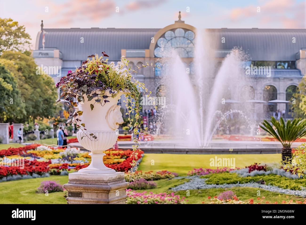 Flower vases palace hires stock photography and images Alamy