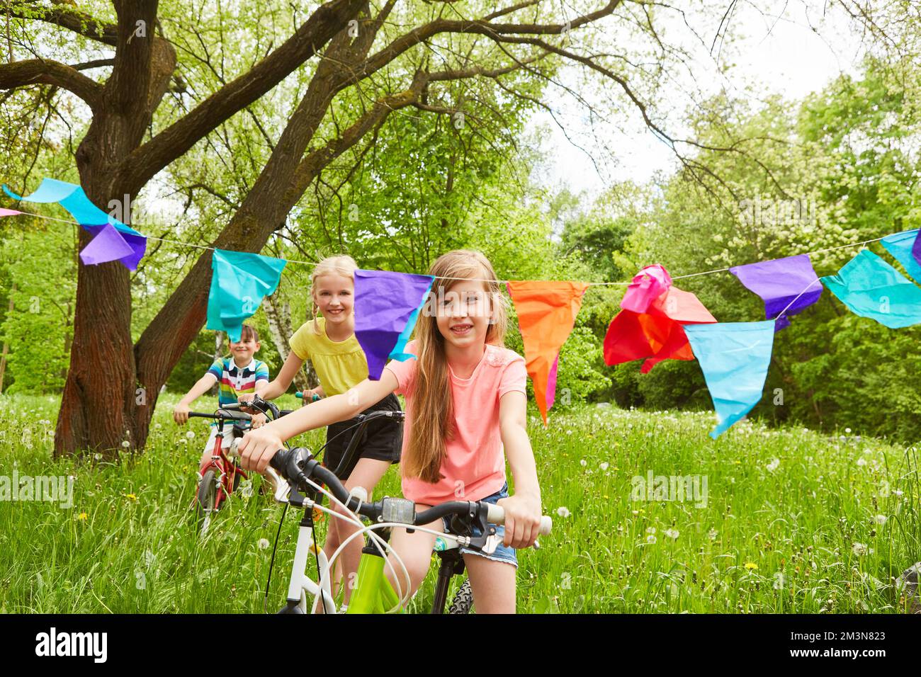 Children Riding Bikes Hi-res Stock Photography And Images - Alamy