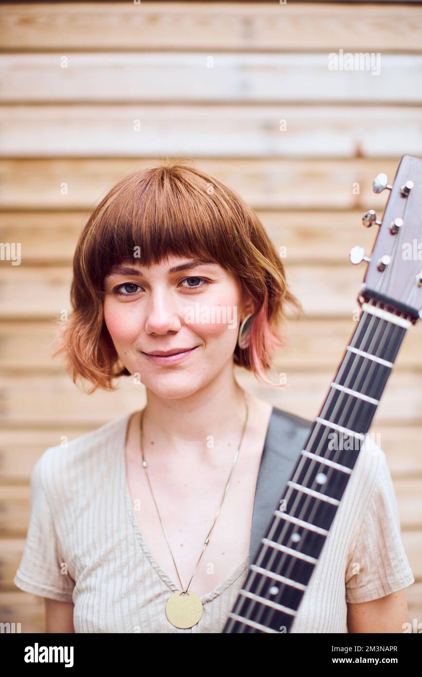 Mollie tuttle guitar player hi-res stock photography and images - Alamy