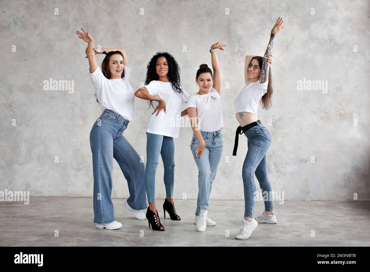 Jeans girls group pose hi-res stock photography and images - Alamy