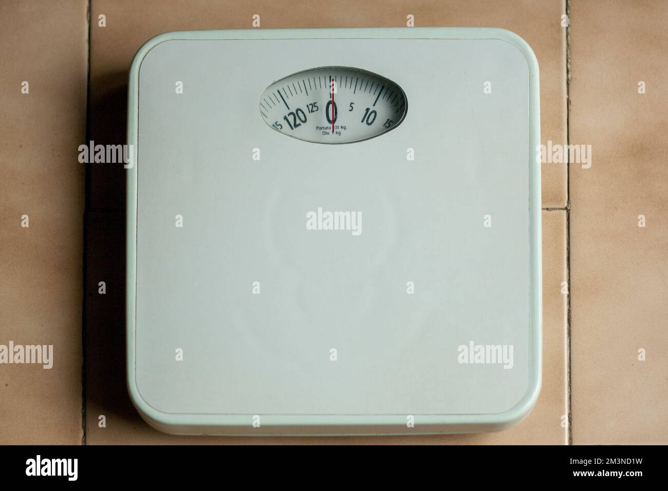 https://c8.alamy.com/comp/2M3ND1W/analog-scale-where-a-person-is-weighed-and-its-weight-can-be-seen-in-kg-2M3ND1W.jpg