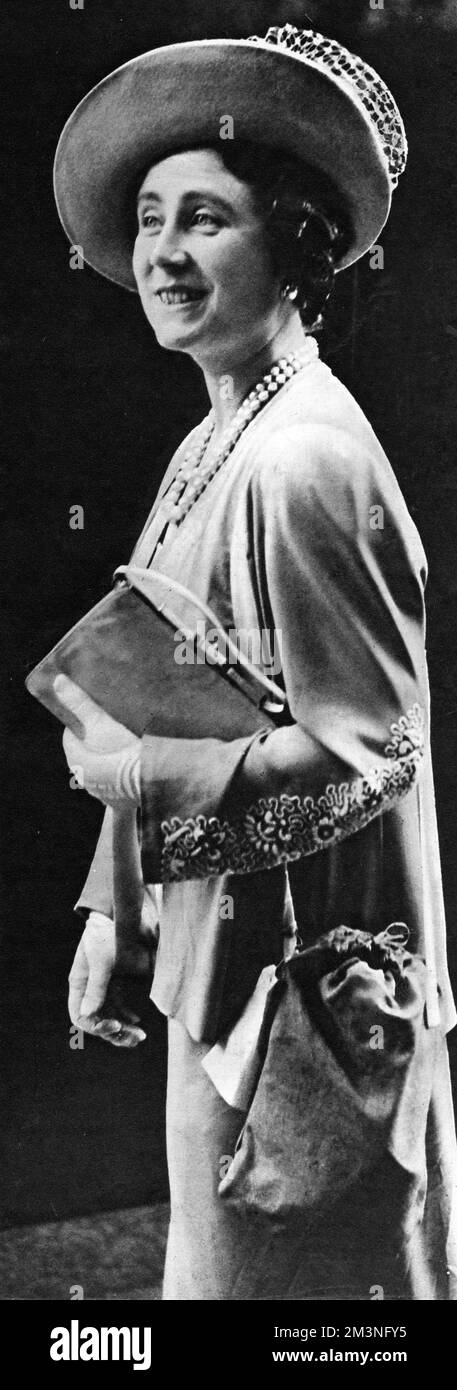 Queen Elizabeth, later the Queen Mother, leaving the British Red Cross Society on 5th September 1939, carrying a gas mask in a canvas bag over her shoulder.     Date: 5th September 1939 Stock Photo