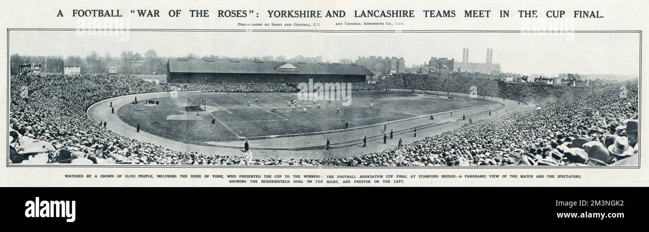 The FA Cup Final 1922 held at Chelsea's Stamford Bridge Ground in London, contested between Huddersfield and Preston in a Lancashire against Yorshire 'War of the Roses'! Huddersfield won the final 1-0 with a penalty scored by Smith. The crowd was 55,000.     Date: 1922 Stock Photo