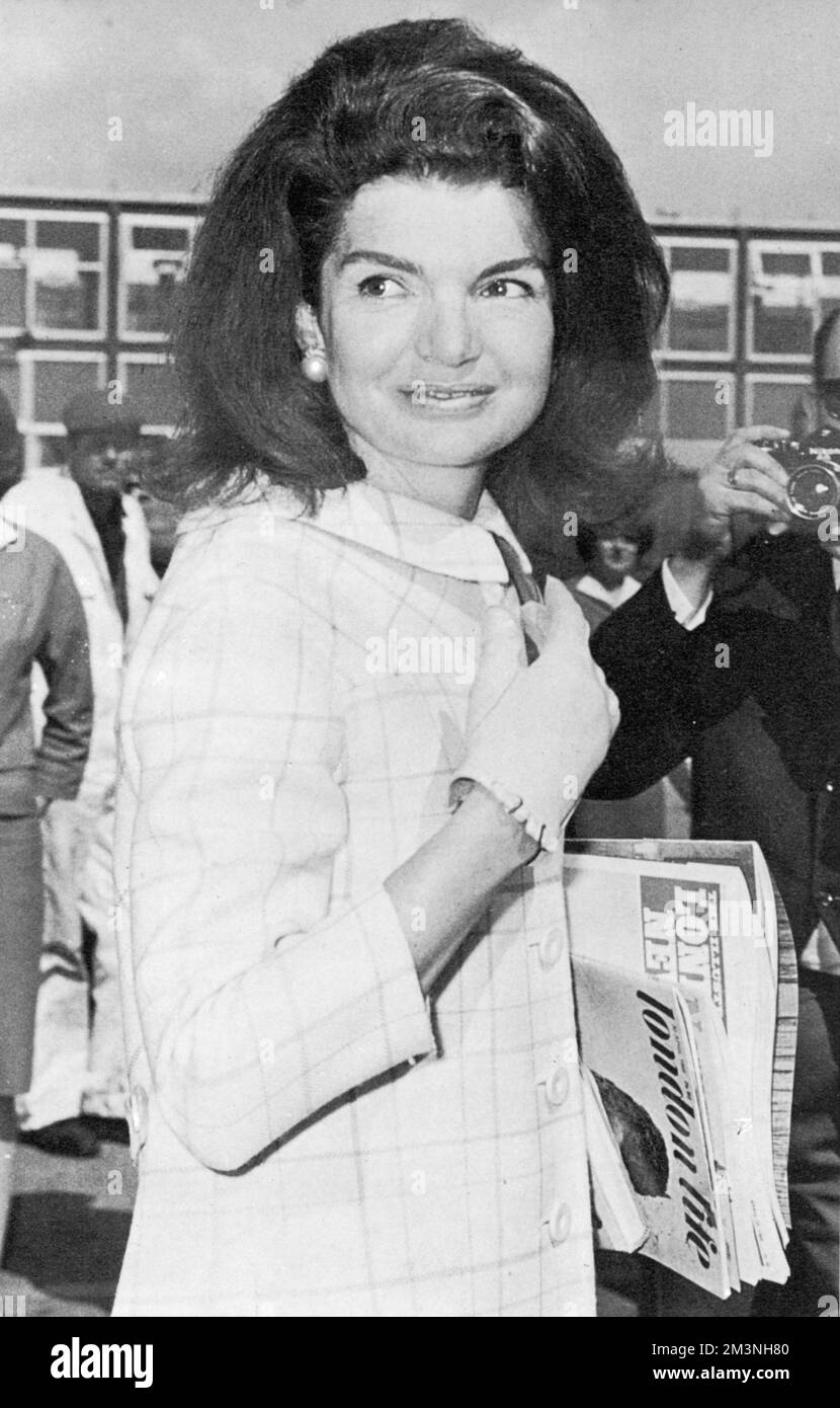 Jacqueline Kennedy, during a visit to London in 1966 is photographed carrying a copy of 'London Life' magazine which ran for just two years between 1965 and 1966 but chronicled the life and times of swinging sixties London.       Date: 1966 Stock Photo