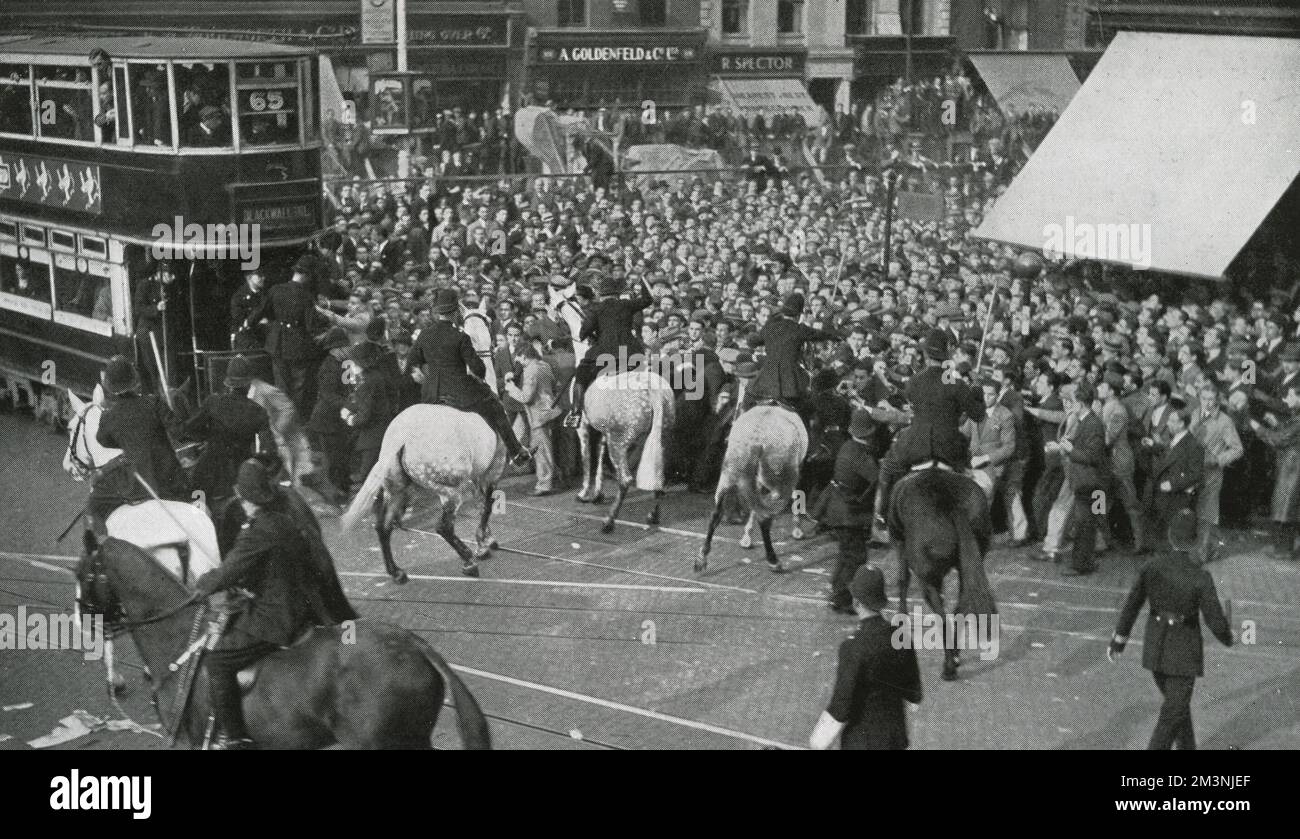 Mounted and foot police hold back part of the crowd that gathered at the junction of Aldgate and Commercial Road to protest against the proposed march by Sir Oswald Mosley and his British Union of Fascists. 7000 Fascists were expected to march. The anti-fascist crowd was estimated at 100,000     Date: 4 October 1936 Stock Photo