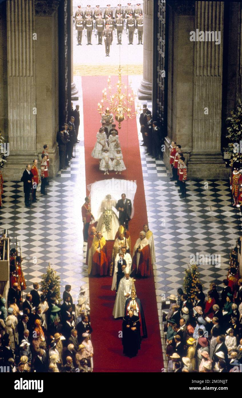 Aerial view showing Lady Diana Spencer, on the arm of her father, Earl Spencer, enters St Paul's Cathedral on wedding day to Prince Charles on 29 July 1981.  Behind her follow her five bridesmaids.     Date: 1981 Stock Photo