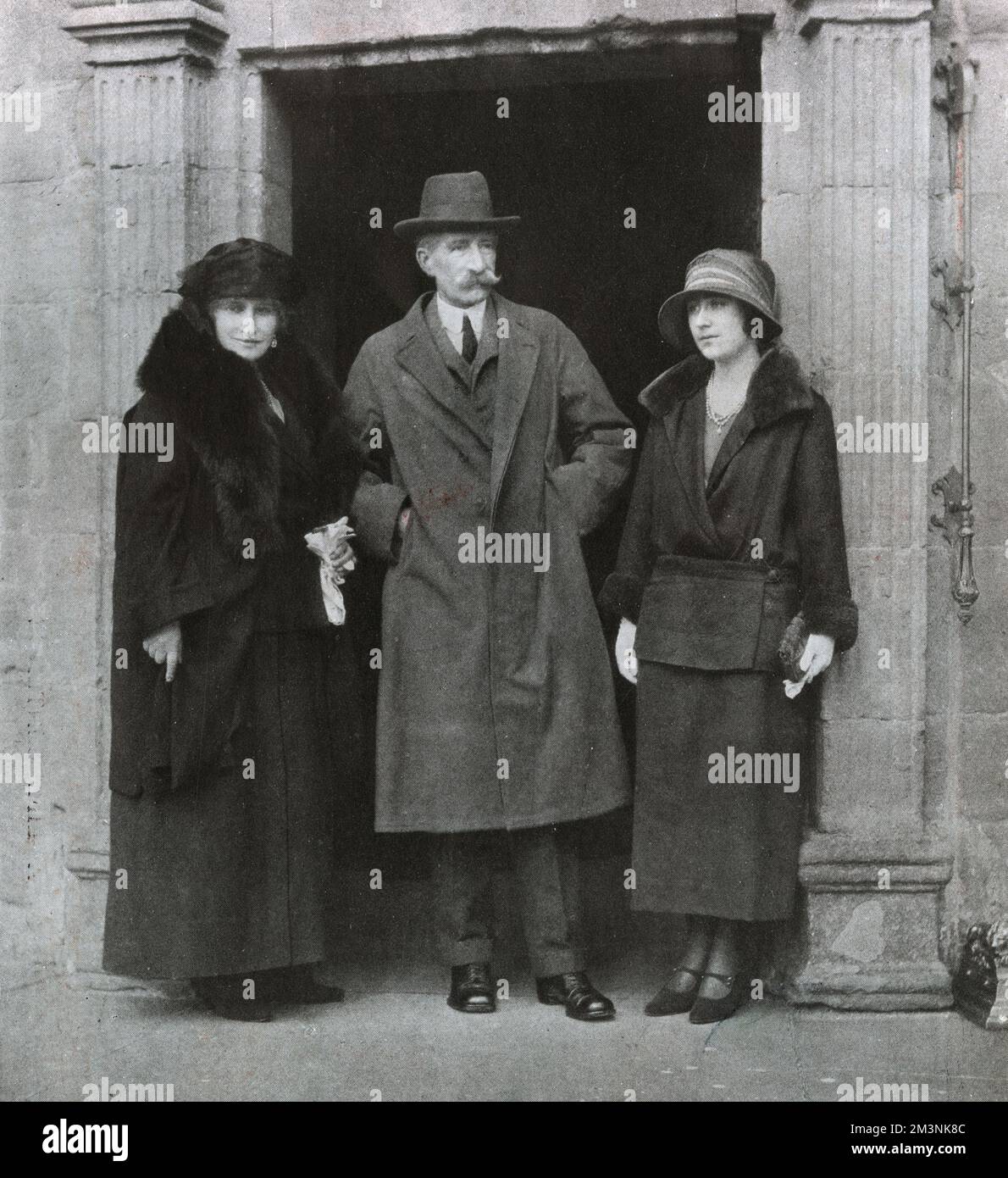 Lady Elizabeth Angela Margeurite Bowes-Lyon (1900 -2002), Duchess of York, Queen Elizabeth, the Queen Mother, pictured with her parents the Earl and Countess of Strathmore at the family home of Glamis Castle in Forfarshire, Scotland.     Date: 1923 Stock Photo
