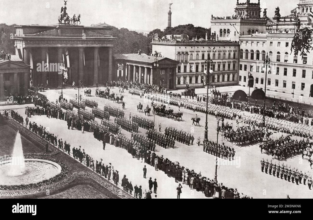 King George V and the Kaiser, Queen Mary and the Kaiserin on their arrival, immediately passing through the Brandenburg gate.The occasion of the royal visit was the marriage of Princess VIKTORIA LUISE of Prussia, only daughter of Kaiser Wilhelm II, to Prince Ernest Augustus of Brunswick- Luneburg, son of the Duke and Duchess of Cumberland.      Date: May 1913 Stock Photo