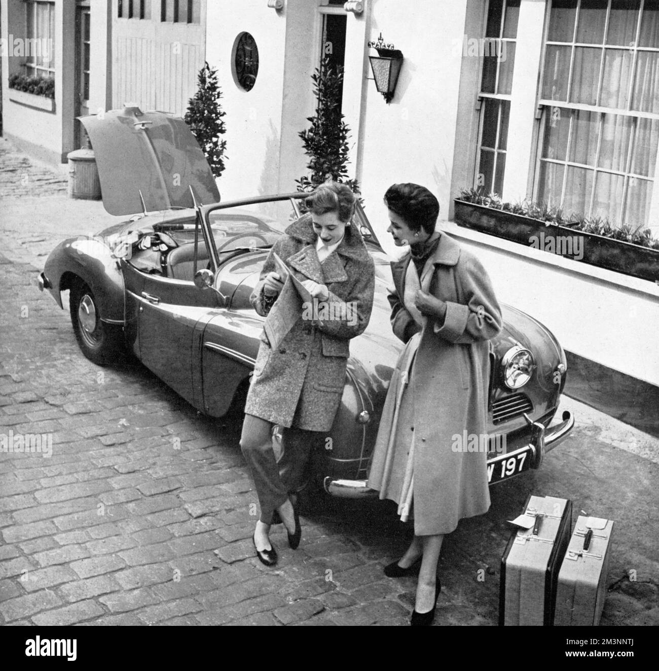 Girls on road trip in a Jowett Jupiter Stock Photo