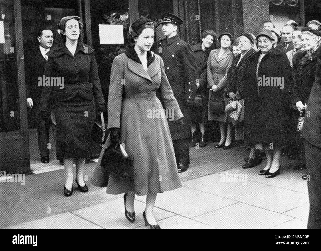 The Queen leaving Harrods Stock Photo