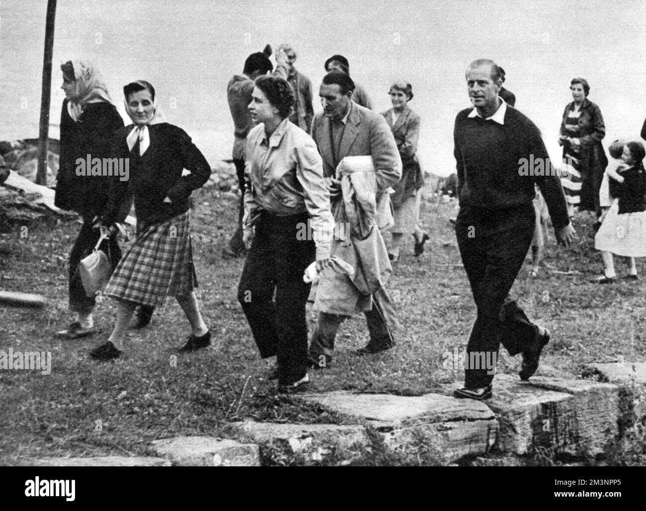 Queen Elizabeth II and Prince Philip enjoy a summer holiday at Balmoral, on this occasion they walk up the jetty at Applecross to visit the home of Major and Mrs John Wills, friends of the Royal family.       Date: 1958 Stock Photo