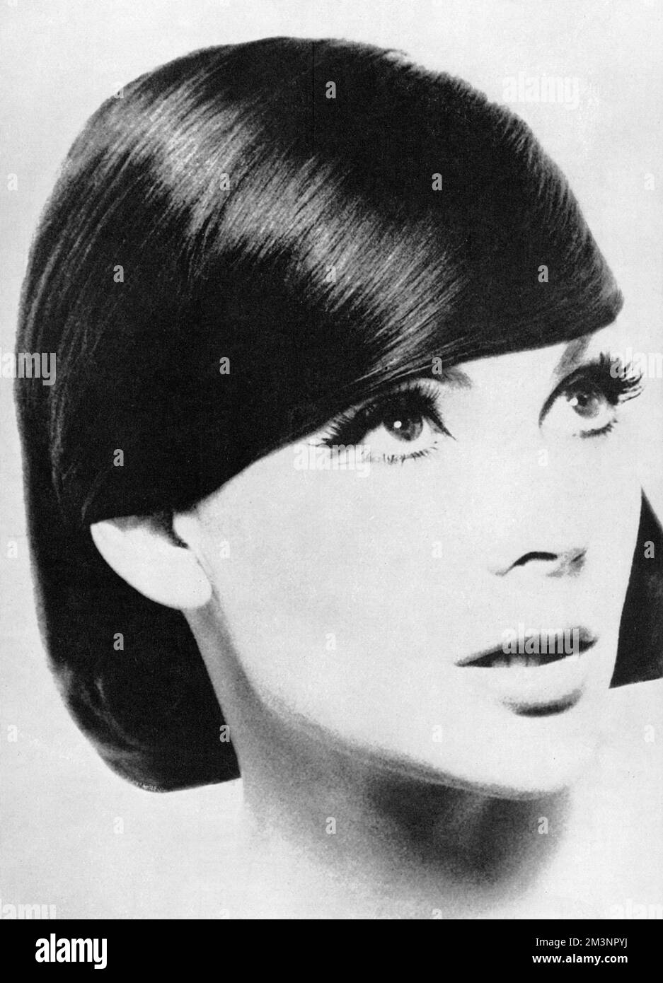 A smooth, sleek hairstyle by quintessential sixties hairdresser, Vidal Sassoon.     Date: 1962 Stock Photo