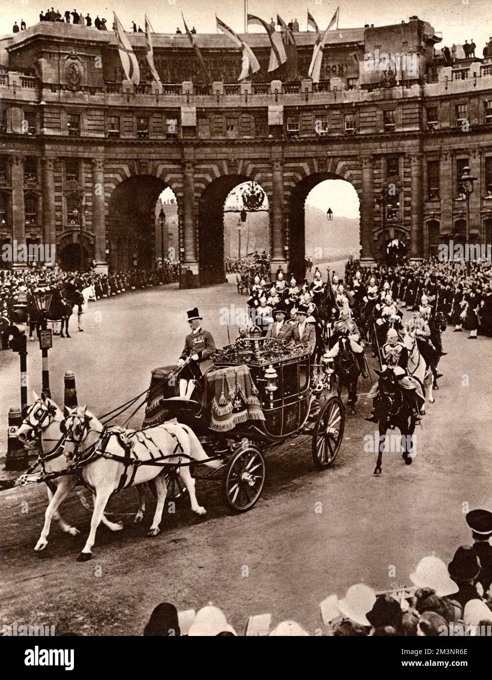 The marriage of Princess Elizabeth (future Queen Elizabeth II) to Prince Philip of Greece on 20th November 1947. The wedding procession en route to Westminster Abbey from Buckingham Palace, passing through Admiralty Arch from The Mall and entering Trafalgar Square.  1947 Stock Photo