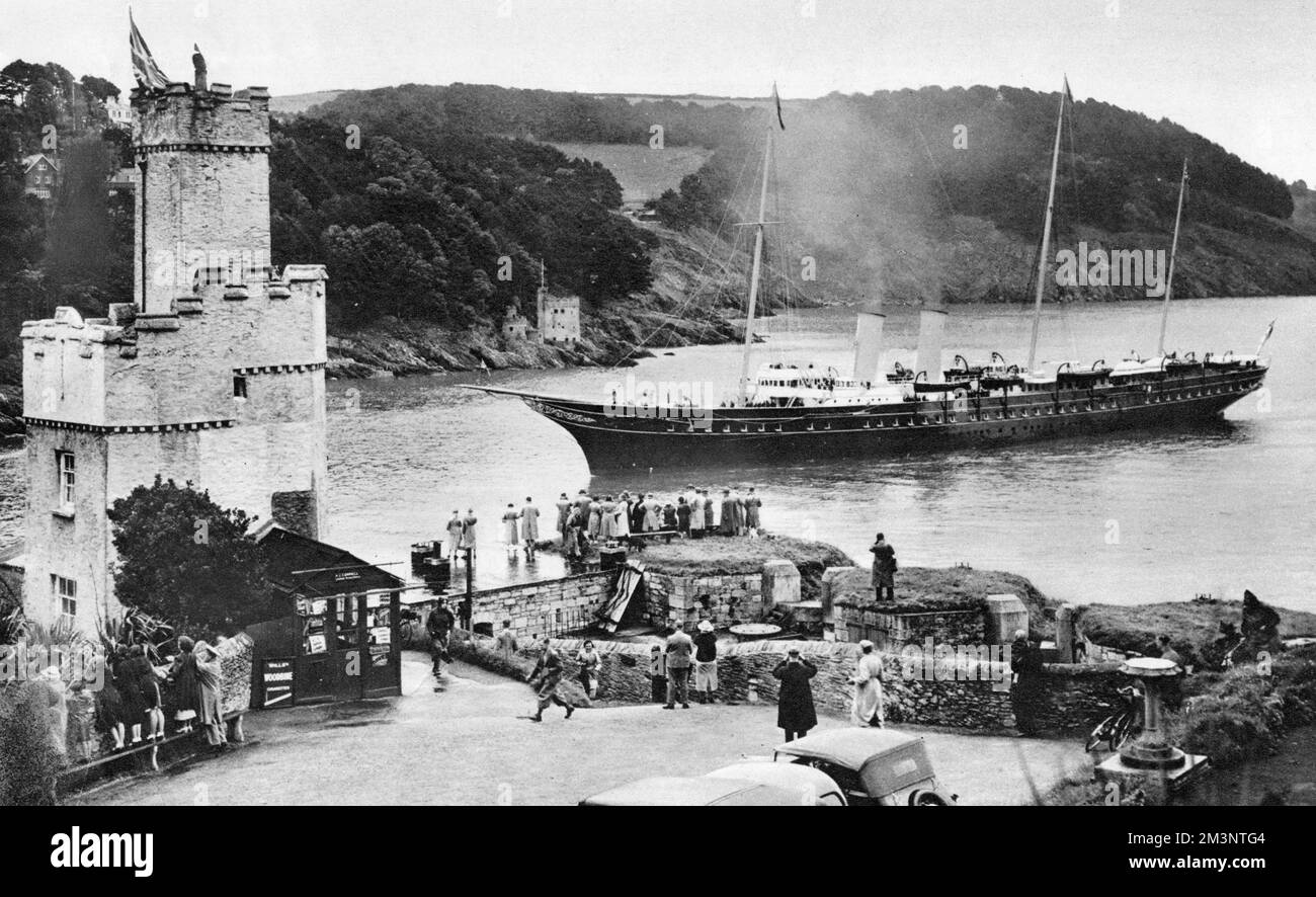 The last voyage of the Royal Yacht Victoria and Albert, built in 1899, arriving at Dartmouth carrying King George VI, Queen Elizabeth (later the Queen Mother) and their daughters Princesses Elizabeth (later Queen Elizabeth II) and Margaret. Dartmouth Castle is on the left.     Date: 22nd July 1939 Stock Photo