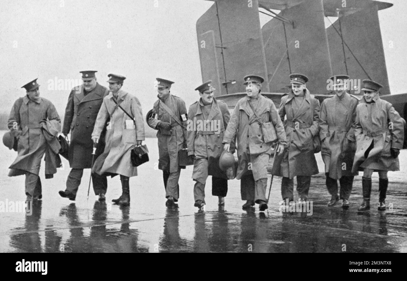 British and American war correspondents prepare to fly to France in the early weeks of World War II.  All wear officer's uniform but without the usual distinguishing marks of rank.  The journalists are, O. D. Gallagher (Daily Express), Tom Darlow (Daily Herald), J. L. Hodson (Allied Newspapers), R. N. Walling (Reuters), W. Ford (Paramount), S. R. G. Bonnett (Gaumont British), G. Tebbutt (Australian Newspaper Services), W. M. Henry (Columbia Broadcasting Company) and F. Gervasi (Collier's Magazine).       Date: 1939 Stock Photo