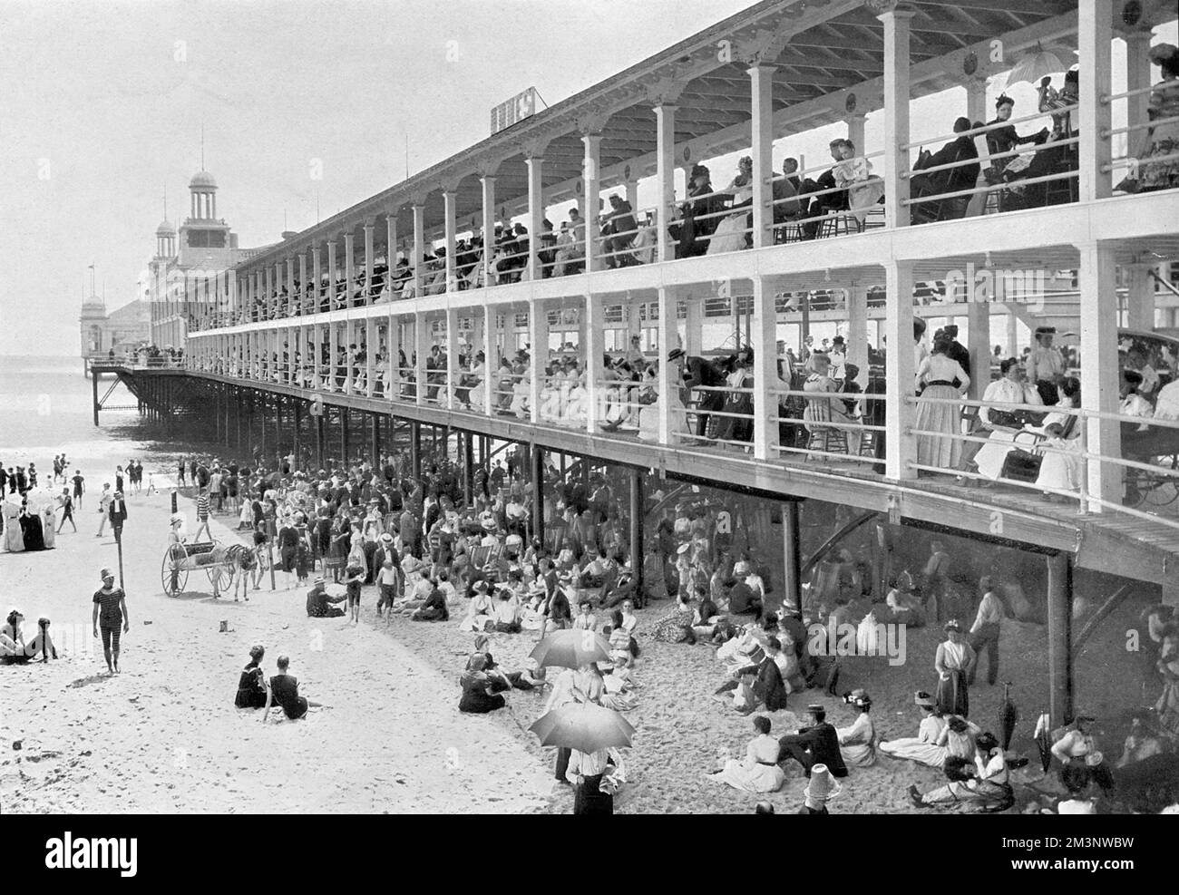 Crowds lounging on and around the pier at Atlantic City, New Jersey, favoured resort of Philadelphians, in 1903.       Date: 1903 Stock Photo