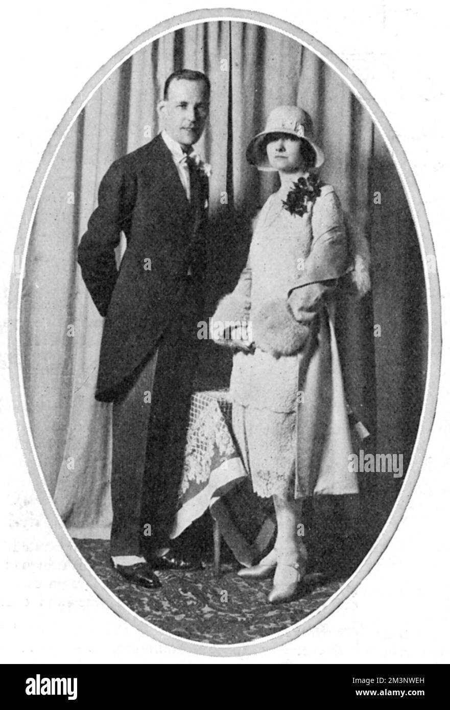 Noel Maskelyne (1902 - 1973), magician, pictured with his bride, Miss Isabel Jenkinson after their wedding at All Souls, Langham Place, London.  Noel was a member of the famous Maskelyne family of magicians.     Date: 1927 Stock Photo