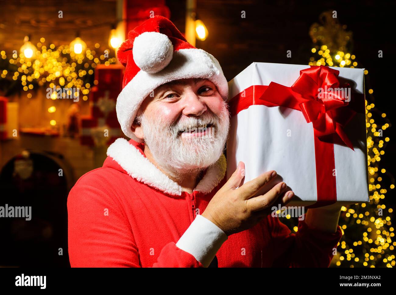 Smiling santa claus hi-res stock photography and images - Alamy