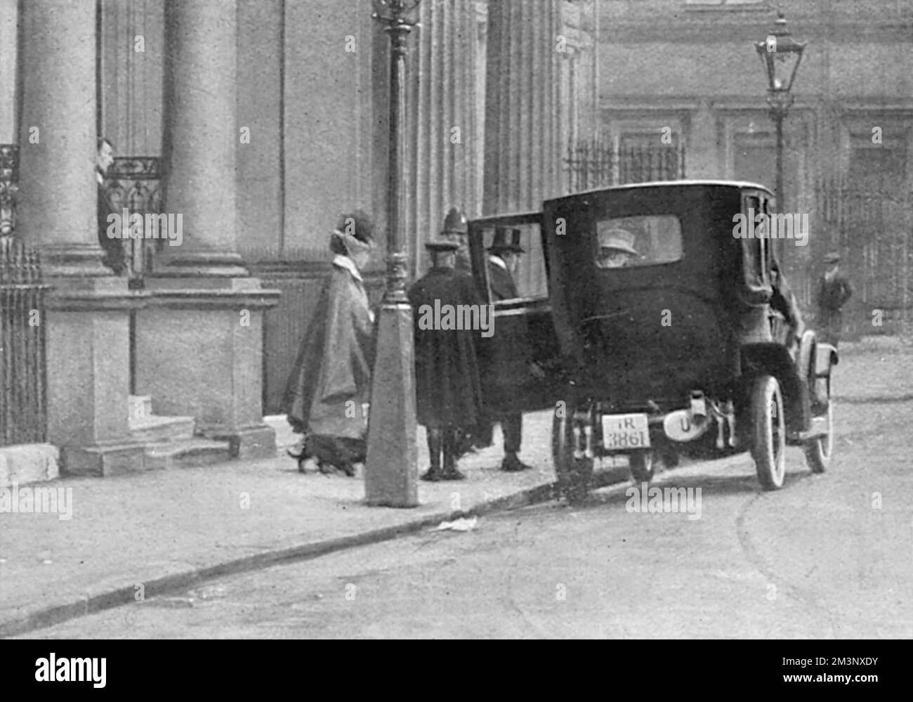 Following Britain's declaration of war on Germany, the German Ambassador to London, Karl Max, Prince Lichnowsky leaves the Embassy. He is glimpsed here in the back of the car,with Princess Lichnowsky with her pet dog about to join him. Despite the state of war, a special train was provided for them and a guard of honour mounted in Harwich. During the July Crisis Lichnowsky had objected to the German government's apparent efforts to provoke war, and sought to encourage a diplomatic solution to the crisis. In 1916 he published a pamphlet accusing his superiors of failing to support his efforts t Stock Photo