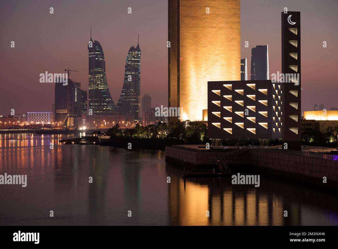 Four Seasons Hotel and Arcapita Mosque, Bahrain Bay, Manama, Bahrain Stock Photo