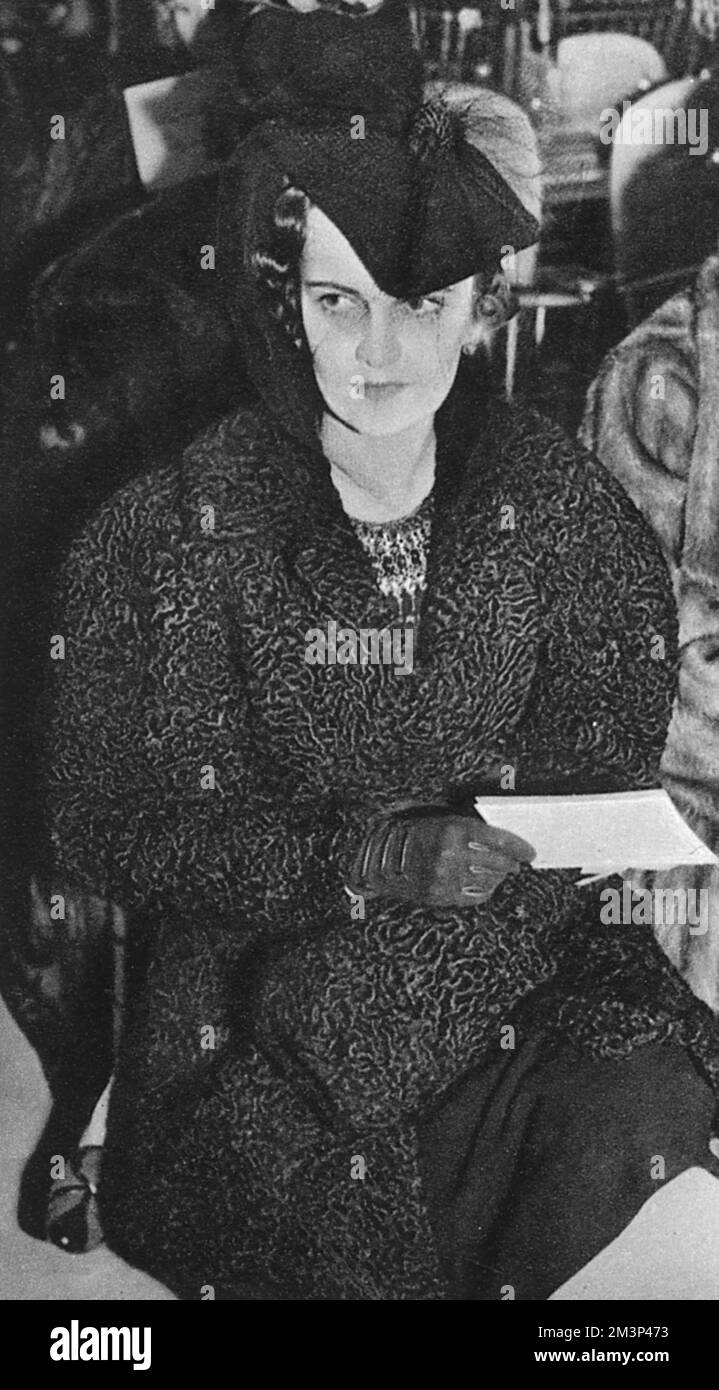Mrs Charles Sweeny, formerly Miss Margaret Whigham and later the Duchess of Argyll (1912-1993) pictured at a fashion show in February 1939 wearing an unusual flat hat.  Margaret was the darling of the media and a society 'beauty'.  After being 'Deb of the Year' in her coming out of 1930, her marriage to American golfer, Charles Sweeny in 1933 cemented her popularity.  Her divorce from her second husband, Ian, 11th Duke of Argyll and the accompanying court case scandalised Britain and plunged the Duchess into penury.      Date: 1939 Stock Photo