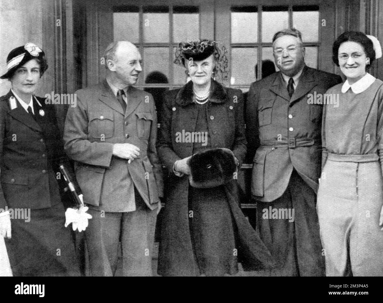 Outside the new Churchill Hospital of the American Hospital in Britain, opened at Oxford: Mrs Ronald Tree (Nancy Lancaster, the influential interior decorator), Professor Phillip D Wilson, Clementine Churchill (wife of Winston Churchill), Professor Harlan Wilson, and Miss Setzler, the Matron.     Date: 1942 Stock Photo
