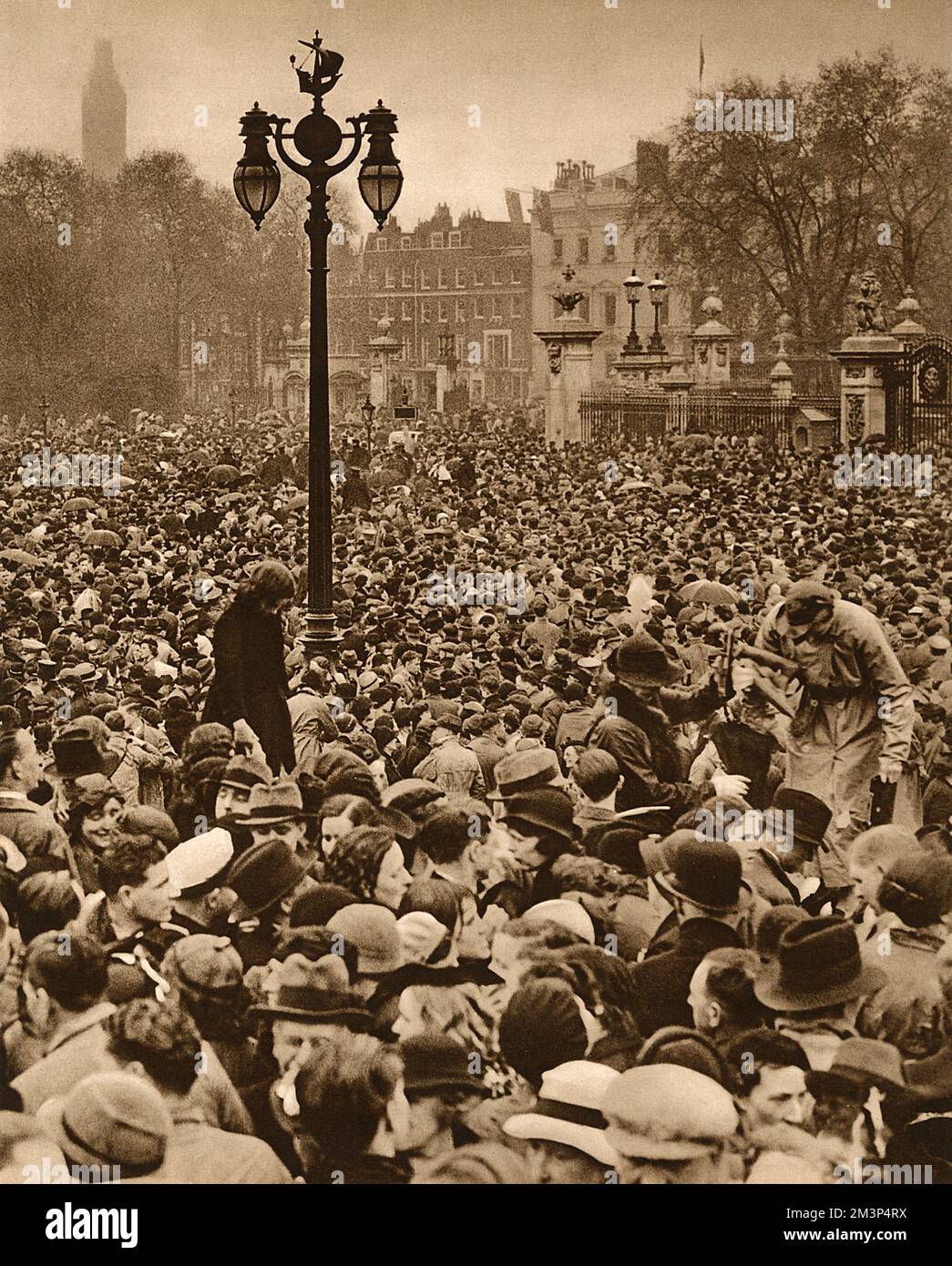 George 1937 coronation crowds hi-res stock photography and images - Alamy