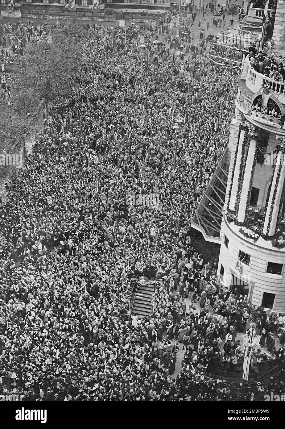 A picture taken at the South Africa House side of Trafalgar Square shortly after daylight on the morning of the 1937 Coronation of King George VI.  Shortly afterwards, barriers had to be closed to all but ticket holders.  Even then several thousands gathered outside, particularly in the Strand where the road rises slightly, consoling themselves with a long distance view through periscopes and by listening to the mighty volume of cheering.     Date: 1937 Stock Photo