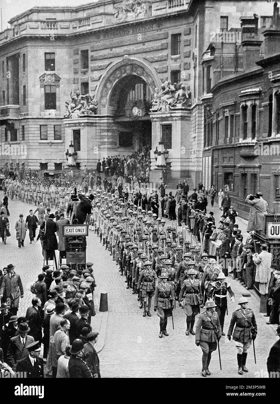 The scene outside Waterloo Station as 150 officers and men forming the South African Coronation contingent started their march to Wellington Barracks after leaving the Gloucester Castle boat train.  Later on their day of arrival, they marched through London to South Africa House where they were welcomed by Mr te Water, the High Commissioner for the Union and General Hertzog, the South African Prime Minister.       Date: 1937 Stock Photo