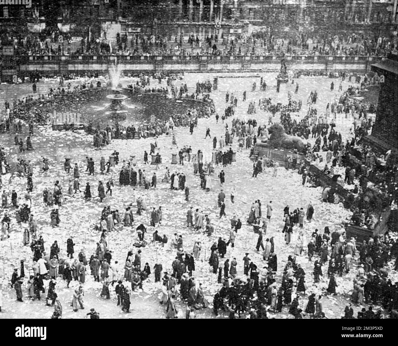 George 1937 coronation crowds hi-res stock photography and images - Alamy