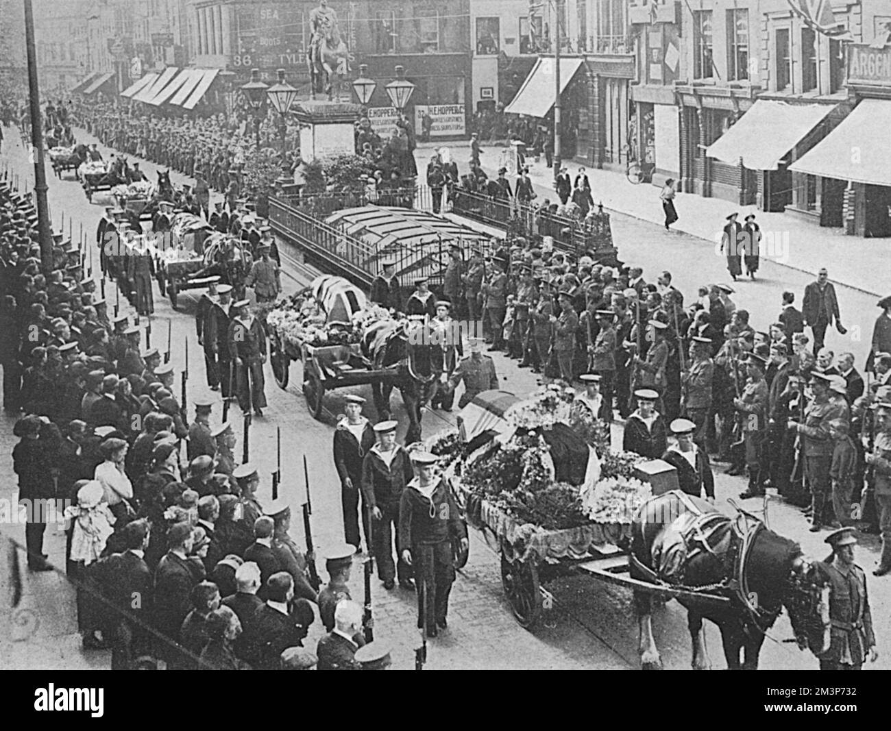 Fourteen coffins of the victims among the crew of the British submarine E13 passing through the marketplace in Hull on their way to their homes from the Danish ship, Vidar.  Queen Alexandra sent wreaths of arum lilies, each bearing an inscription in Her Majesty's own handwriting.      Date: 1915 Stock Photo