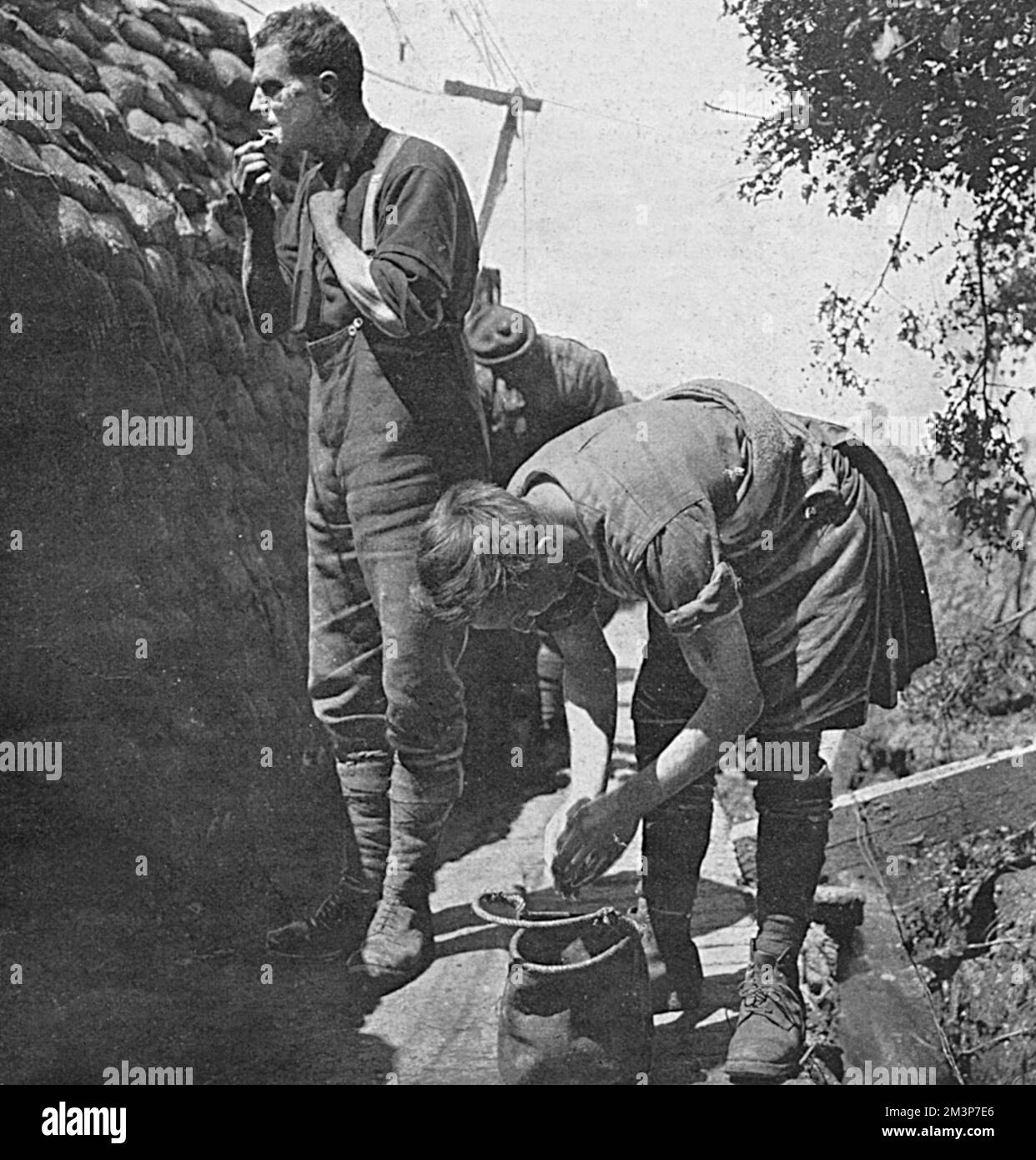 Canadian soldiers having a wash and shave somewhere on the Western Front during the First World War.       Date: 1916 Stock Photo