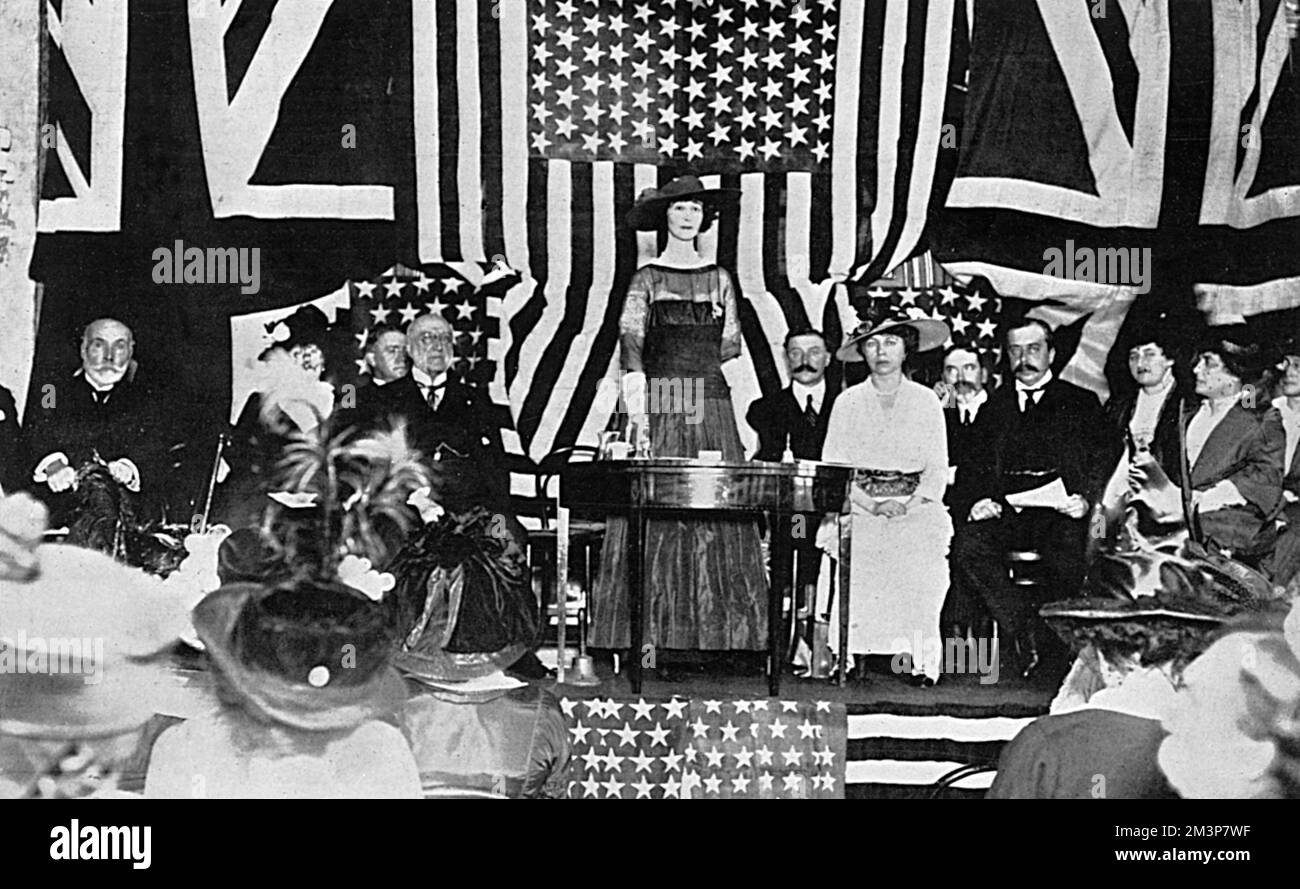 Consuelo, Duchess of Marlborough (nee Vanderbilt, later Balsan), presiding over a meeting of supporters of thee American Women's War Relief Fun at 41, Grosvenor Square in August 1914.  From left to right, society people involved included Mrs. Hoover, Senator Chauncey Depew, the Duchess herself, Mrs Lewis Harcourt, Mr. W. Burns, Lady Henry and Lady Randolph Churchill.     Date: 1914 Stock Photo