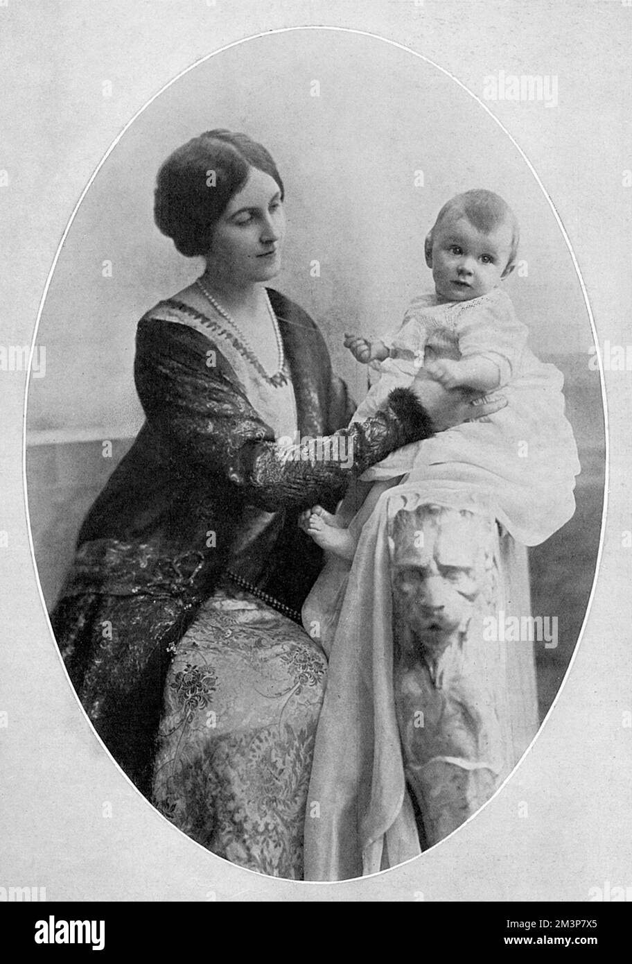 Viscountess Maidstone, formerly Miss Margaretta Drexel, daughter of the American millionaire financier, philanthropist and sportsman, Anthony Drexel, pictured with her baby daughter, Daphne Finch-Hatton.  Margaretta married Guy Finch Hatton, 14th Earl of Winchilsea and Nottingham in 1910. Her brother-in-law was Denys Finch Hatton, the African big game hunter and adventurer featured in Isak Dinesen's (Karen Blizen's pseudonym) Out of Africa.     Date: 1914 Stock Photo