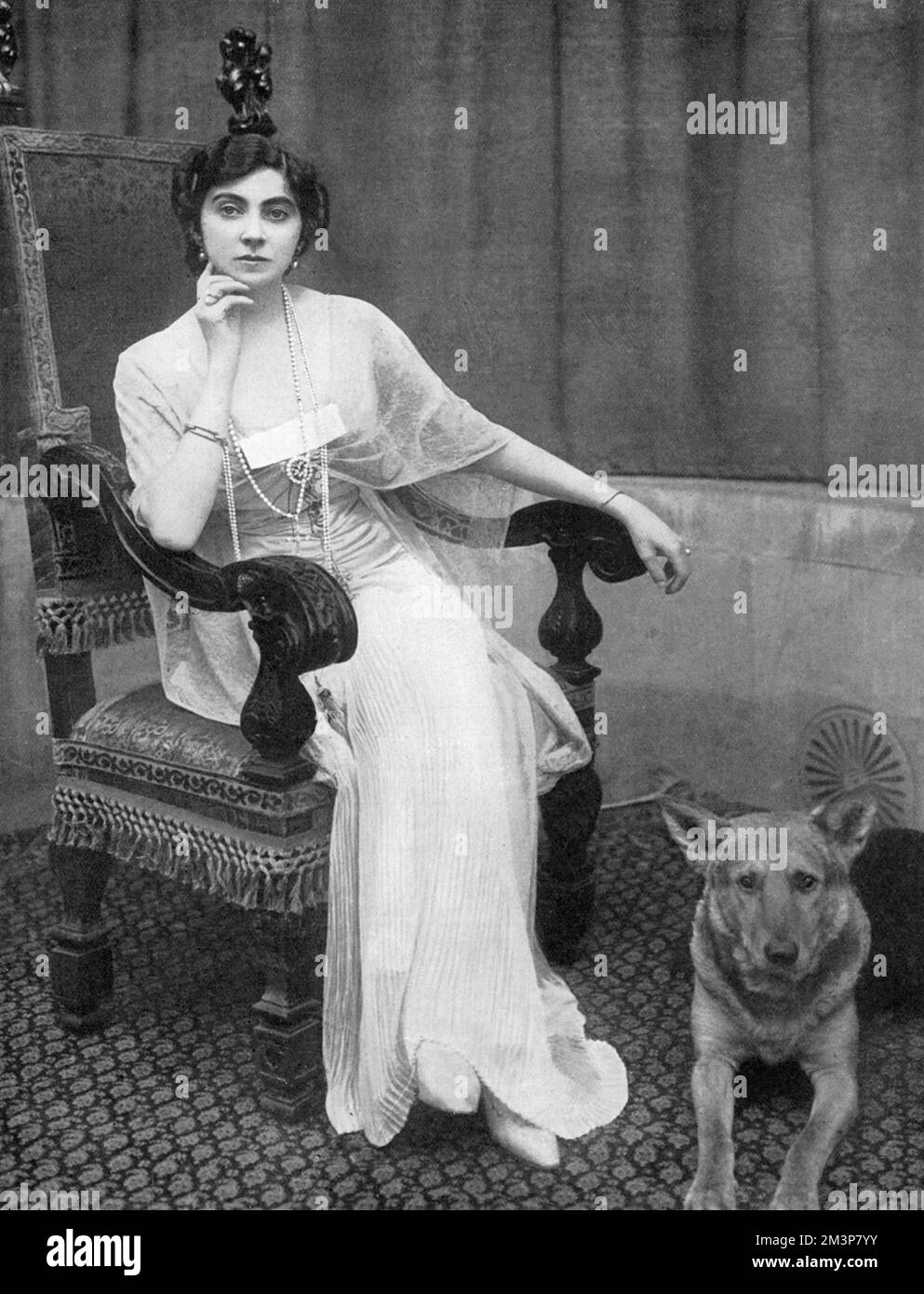 Constance Edwina (n&#x9960;Cornwallis West), Duchess of Westminster (later Mrs James Fitzpatrick Lewes) (died 1970), First wife of 2nd Duke of Westminster. She set up and ran a hospital in the casino at Le Touquet during the First World War. Interestingly, the dog at her feet looks suspiciously like a German Shepherd!       Date: 1914 Stock Photo