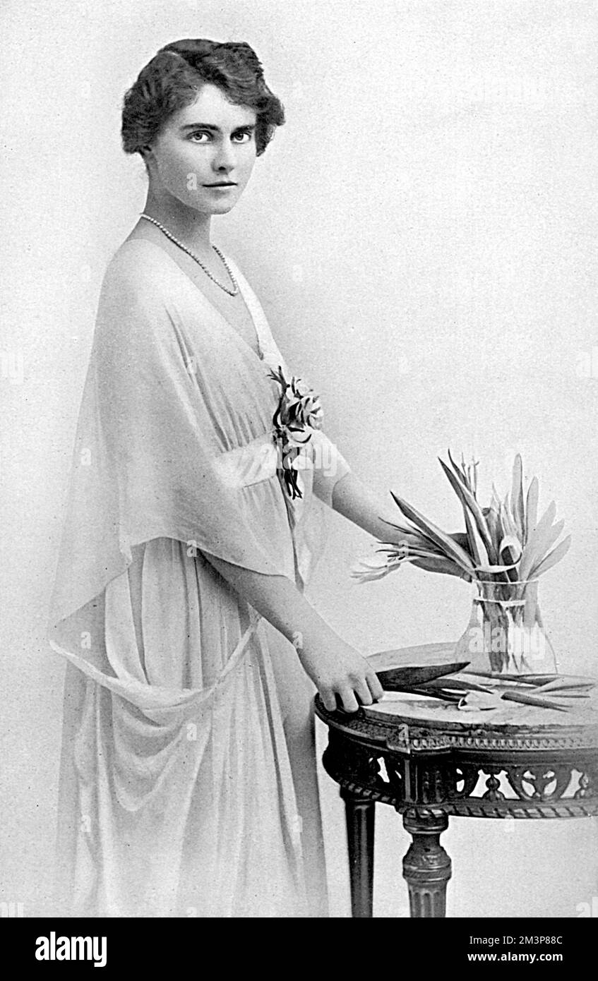 The former Miss Winifred Martin-Smith, who married Ronald Olaf Hambro in 1917, was a prominent and talented lady golfer before the war.  Her brother, Julian Martin-Smith, also a golfer, was believed to be the first volunteer civilian to be killed in the war.      Date: 1917 Stock Photo