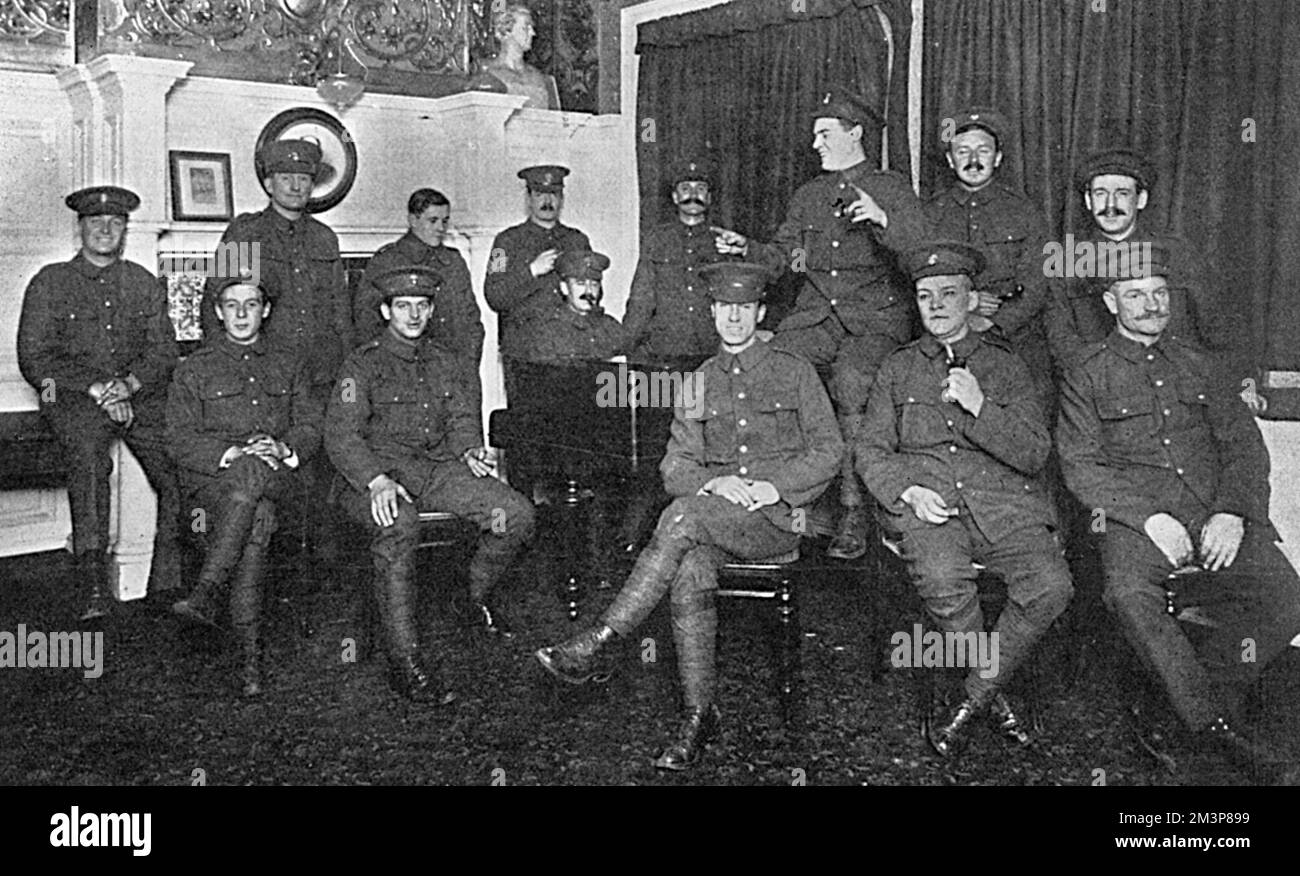 Some members of the Sportsmen Battalion having a sing around a piano.  Most of the soldiers pictured are county cricketers but there is also C R Little, the Canadian baseball player, R B Day the professional runner, S Smith, spring champion and Dave Fenton, champion walker.       Date: 1914 Stock Photo